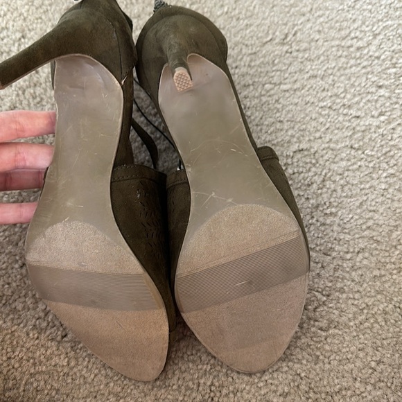 NWT! Charming Charlie Olive Army Green Suede Heels - Size 9🫧 - Picture 2 of 11